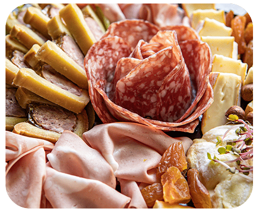 Plateau apéritif charcuterie et fromage avec décoration florale