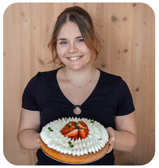 Portrait de la pâtissière tenant un entremets aux fraises