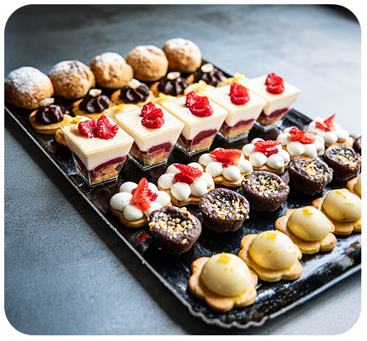 Mignardises variées sur plateau noir