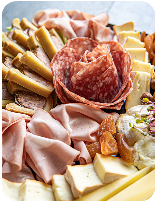 Plateau garni de charcuterie fine et décorations
